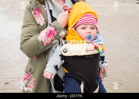 Sieben Monate alter Baby-Junge mit seiner Mutter, Hope Cove, Devon, England, Großbritannien. Stockfoto