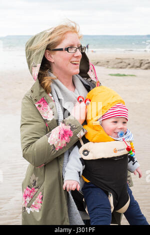 Sieben Monate alter Baby-Junge mit seiner Mutter, Hope Cove, Devon, England, Großbritannien. Stockfoto