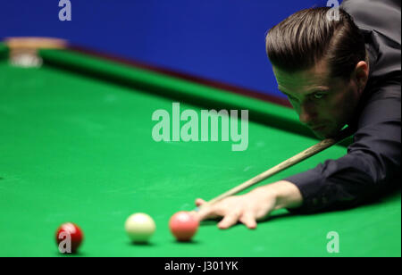 Mark Selby tagsüber siebzehn der Betfred Snooker-WM am Crucible Theatre in Sheffield. Stockfoto