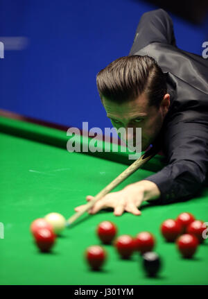 Mark Selby tagsüber siebzehn der Betfred Snooker-WM am Crucible Theatre in Sheffield. Stockfoto