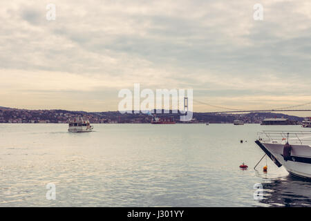 Blick auf Bosporus und Fatih Sultan Mehmet-Brücke. Mit der Fähre nähert sich die zweite Brücke am Bosporus in Istanbul, Türkei an einem bewölkten Frühlingstag. Stockfoto