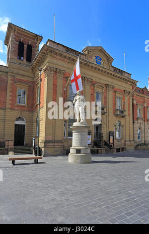 Die Statue von Sir Rowland Hill, postalische Reformer und Penny Black Erfinder vor Kidderminster Rathaus, Kidderminster, Shropshire, England, UK. Stockfoto