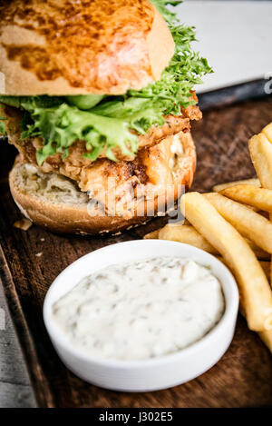 Fisch Filet Burger mit Pommes und Sauce Tartare Set Snack Essen Stockfoto