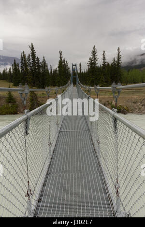 Eine Hängebrücke über den North Saskatchewan River in Siffleur Wilderness Area, Alberta, Kanada. Stockfoto