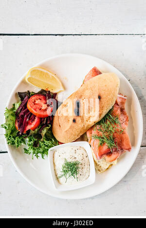 skandinavische gesunde frisches geräuchertes Lachses Sandwich mit Ei und saurer Sahne set Mahlzeit Stockfoto