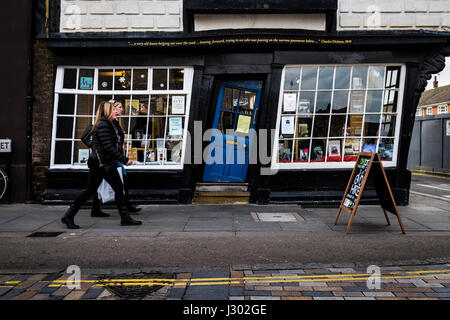 Sir John Boys House (auch bekannt als Crooked House, Königs-Galerie oder alten Könige Shop) ist eine schiefe 17. Jahrhundert Fachwerk Gebäude am Ende der Schloss-Straße in Canterbury. Es ist derzeit eine Buchhandlung. Stockfoto