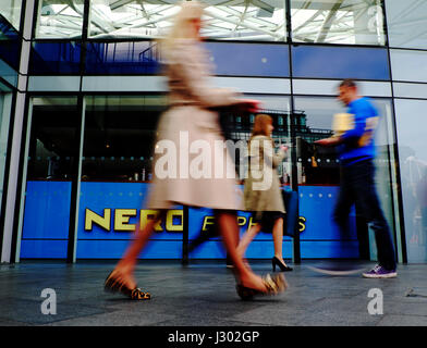 Pendler Spaziergang vorbei an einem Zweig der Caffe Nero am Bahnhof Kings Cross in London Stockfoto