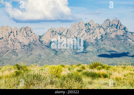 Organ Mountains mit einer großen einsame Wolke overhead in Las Cruces, New Mexico Stockfoto