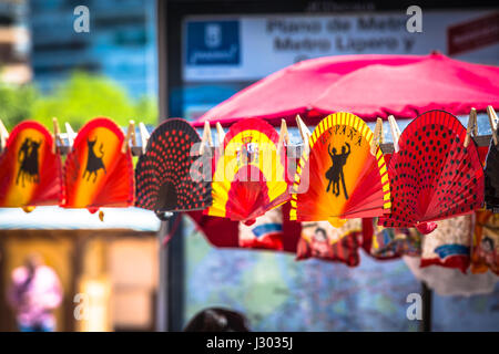 Bunte Spanisch-Fans, die für den Verkauf in einem Geschäft Stockfoto