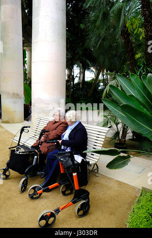 Senioren sitzen auf einer Bank in die königlichen Gewächshäuser in Laeken, Brüssel Stockfoto