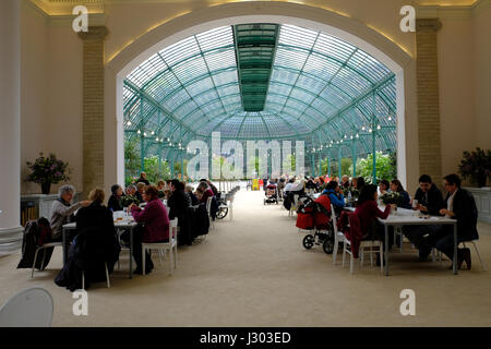 Besucher des Restaurants der königlichen Gewächshäuser von Laeken, Belgien Stockfoto