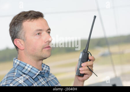 Profil von Man mit Walkie-Talkie Stockfoto