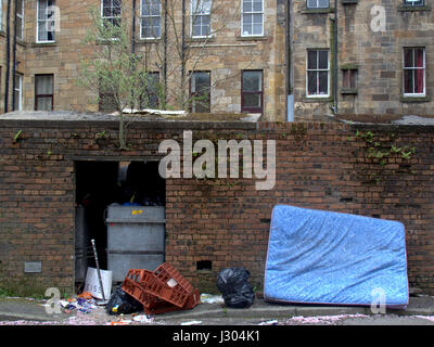 Glasgow Park Bezirk Fly tipping Müll Müll Ratte befallen ausrangierte Matratze Stockfoto