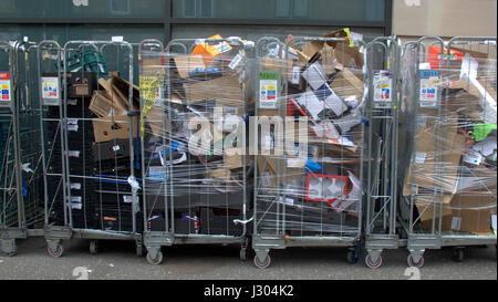 Käfige von wiederverwertbaren Kartons Stockfoto