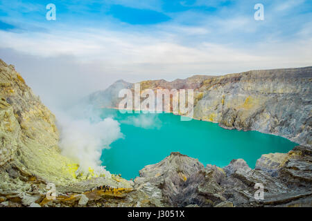 KAWEH IJEN, Indonesien: Spektakuläre Überblick über vulkanische Kratersee mit schönen blauen Himmel, Touristen, die in der Ferne sichtbar Stockfoto