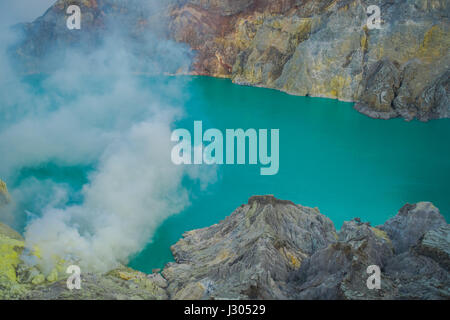 KAWEH IJEN, Indonesien: Spektakuläre Überblick über vulkanische Kratersee mit schönen blauen Himmel, Touristen, die in der Ferne sichtbar Stockfoto