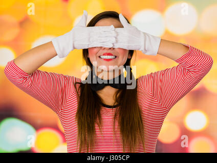 Closeup Portrait von süße junge Mädchen Clown-Mime für ihre Augen Stockfoto