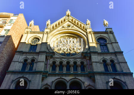 Die Eldridge Street Synagogue, gebaut im Jahr 1887 ist eine National Historic Landmark Synagoge in Manhattans Chinatown Nachbarschaft. Stockfoto