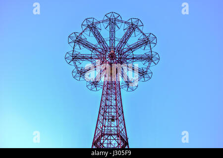 Coney Island Boardwalk mit Fallschirm springen in Coney Island, New York. Stockfoto