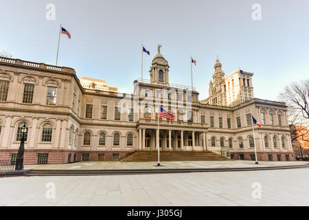 New York City Hall, Sitz der Regierung von New York City, befindet sich im Zentrum der City Hall Park im Civic Center Bereich von Lower Manhattan, zwischen Stockfoto