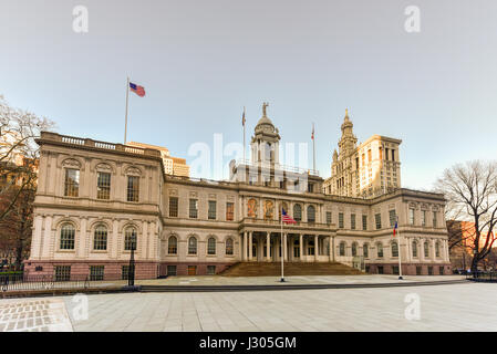 New York City Hall, Sitz der Regierung von New York City, befindet sich im Zentrum der City Hall Park im Civic Center Bereich von Lower Manhattan, zwischen Stockfoto