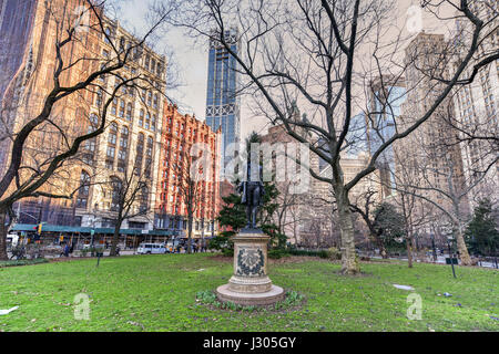 Nathan Hale, ein 13-Fuß stehend Bronzefigur, die direkt Gesichter Rathaus und ehrt die letzten Momente von der 21 Jahre alte amerikanische Revo-Denkmal Stockfoto