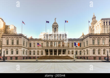 New York City Hall, Sitz der Regierung von New York City, befindet sich im Zentrum der City Hall Park im Civic Center Bereich von Lower Manhattan, zwischen Stockfoto