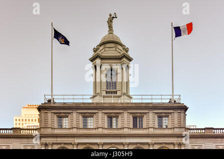 New York City Hall, Sitz der Regierung von New York City, befindet sich im Zentrum der City Hall Park im Civic Center Bereich von Lower Manhattan, zwischen Stockfoto