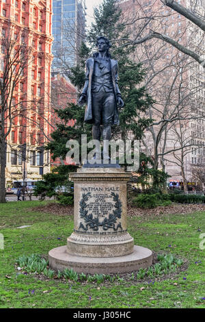 Nathan Hale, ein 13-Fuß stehend Bronzefigur, die direkt Gesichter Rathaus und ehrt die letzten Momente von der 21 Jahre alte amerikanische Revo-Denkmal Stockfoto