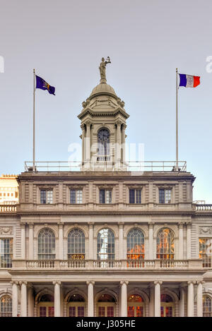 New York City Hall, Sitz der Regierung von New York City, befindet sich im Zentrum der City Hall Park im Civic Center Bereich von Lower Manhattan, zwischen Stockfoto