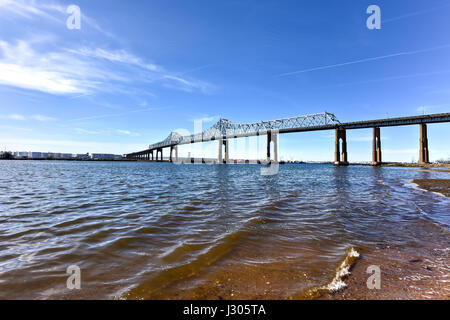 Die Outerbridge Crossing ist eine Cantilever-Brücke, die den Arthur Kill überspannt. Die "Outerbridge", verbindet wie es oft genannt wird, Perth Amboy, New Jersey Stockfoto