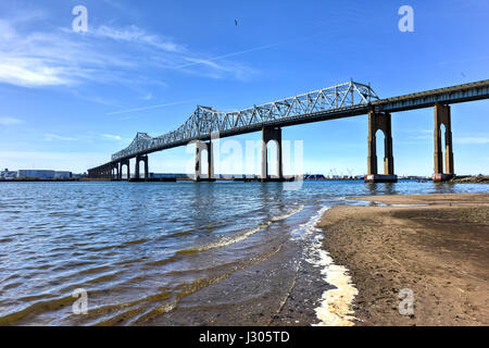 Die Outerbridge Crossing ist eine Cantilever-Brücke, die den Arthur Kill überspannt. Die "Outerbridge", verbindet wie es oft genannt wird, Perth Amboy, New Jersey Stockfoto