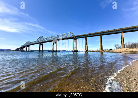 Die Outerbridge Crossing ist eine Cantilever-Brücke, die den Arthur Kill überspannt. Die "Outerbridge", verbindet wie es oft genannt wird, Perth Amboy, New Jersey Stockfoto