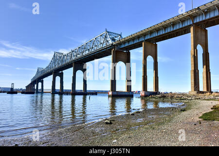 Die Outerbridge Crossing ist eine Cantilever-Brücke, die den Arthur Kill überspannt. Die "Outerbridge", verbindet wie es oft genannt wird, Perth Amboy, New Jersey Stockfoto