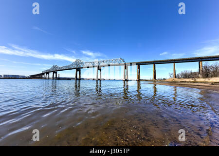 Die Outerbridge Crossing ist eine Cantilever-Brücke, die den Arthur Kill überspannt. Die "Outerbridge", verbindet wie es oft genannt wird, Perth Amboy, New Jersey Stockfoto