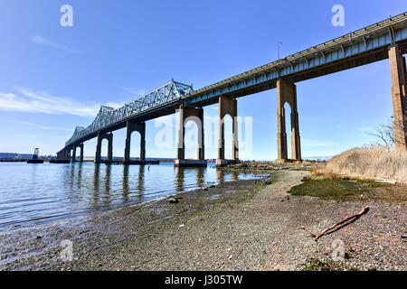 Die Outerbridge Crossing ist eine Cantilever-Brücke, die den Arthur Kill überspannt. Die "Outerbridge", verbindet wie es oft genannt wird, Perth Amboy, New Jersey Stockfoto