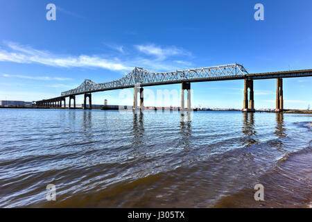 Die Outerbridge Crossing ist eine Cantilever-Brücke, die den Arthur Kill überspannt. Die "Outerbridge", verbindet wie es oft genannt wird, Perth Amboy, New Jersey Stockfoto