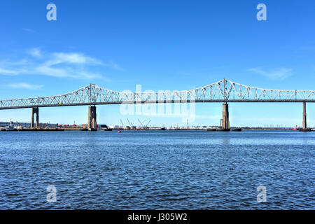 Die Outerbridge Crossing ist eine Cantilever-Brücke, die den Arthur Kill überspannt. Die "Outerbridge", verbindet wie es oft genannt wird, Perth Amboy, New Jersey Stockfoto