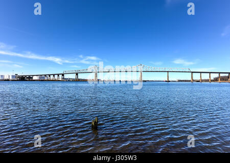 Die Outerbridge Crossing ist eine Cantilever-Brücke, die den Arthur Kill überspannt. Die "Outerbridge", verbindet wie es oft genannt wird, Perth Amboy, New Jersey Stockfoto