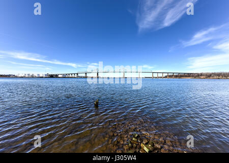 Die Outerbridge Crossing ist eine Cantilever-Brücke, die den Arthur Kill überspannt. Die "Outerbridge", verbindet wie es oft genannt wird, Perth Amboy, New Jersey Stockfoto