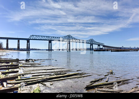 Die Outerbridge Crossing ist eine Cantilever-Brücke, die den Arthur Kill überspannt. Die "Outerbridge", verbindet wie es oft genannt wird, Perth Amboy, New Jersey Stockfoto