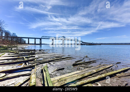 Die Outerbridge Crossing ist eine Cantilever-Brücke, die den Arthur Kill überspannt. Die "Outerbridge", verbindet wie es oft genannt wird, Perth Amboy, New Jersey Stockfoto