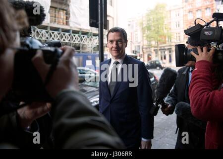 Ex-Kanzler George Osborne kommt an der London Evening Standard Büros in Northcliffe Haus in Kensington, London, wo er seine neue Rolle als Herausgeber der Zeitung startet. Stockfoto