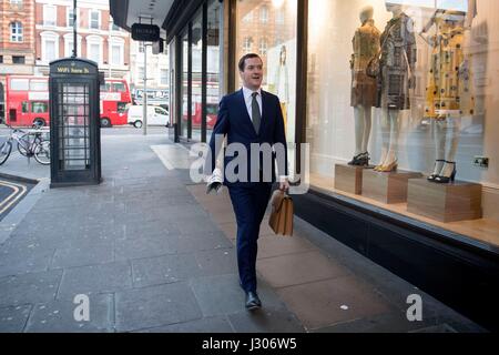 Ex-Kanzler George Osborne kommt an der London Evening Standard Büros in Northcliffe Haus in Kensington, London, wo er seine neue Rolle als Herausgeber der Zeitung startet. Stockfoto