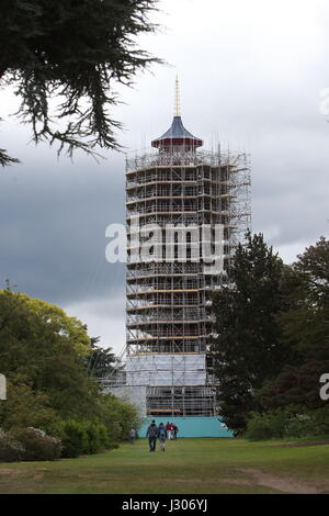 Gerüstbau deckt die 163 Fuß hohen große Pagode im Londoner Royal Botanic Gardens, Kew, Süd-west, die ein £ 4,5 Millionen großen Naturschutzprojekt befindet, der angezeigt wird, es zurück zu seiner Pracht aus dem 18. Jahrhundert und Wiedereröffnung der Öffentlichkeit dauerhaft im Jahr 2018. Stockfoto