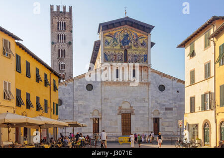 Der Glockenturm und die Fassade mit seinem monumentalen goldenen Mosaik der Kathedrale von San Frediano in Lucca Stockfoto