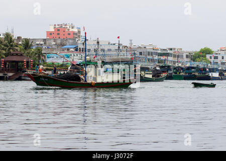 Linshui, Hainan, China geht 24. April 2017 - Angelboot/Fischerboot an Fisch aus der Bucht von Hainan Insel auf das offene Meer zu fangen Stockfoto