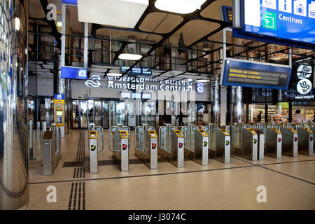 Hauptbahnhof in Amsterdam, Niederlande Stockfoto