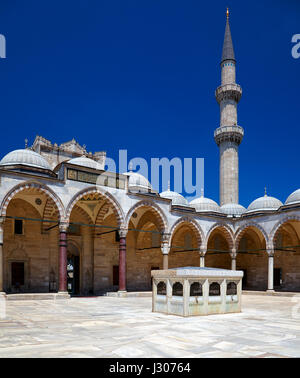 Der Innenhof der Süleymaniye-Moschee, umgeben von den Säulengang mit Waschungen Springbrunnen in der Mitte, Istanbul, Türkei Stockfoto