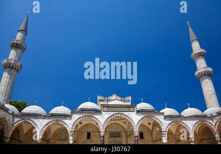 Der Säulengang mit zwei Minaretten im Innenhof der Süleymaniye-Moschee, Istanbul, Türkei Stockfoto